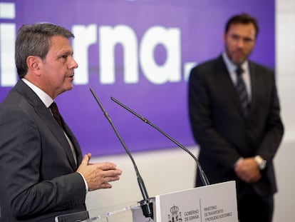 José Antonio Santano (I), junto a Óscar Puente, en su presentación como nuevo secretario de Estado de Transportes.