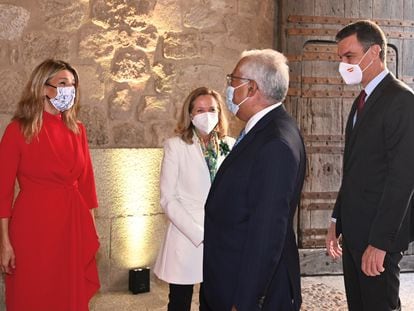 Desde la izquierda, Yolanda Díaz, ministra de Trabajo; Nadia Calviño, ministra de Economía; António Costa, primer ministro de Portugal, y Pedro Sánchez, presidente del Gobierno, este jueves en Trujillo (Cáceres).