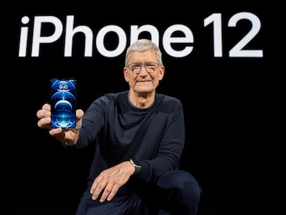 El CEO de Apple, Tim Cook, sostiene el iPhone 12, este martes, en California, durante la presentación del nuevo teléfono.