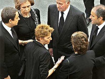 De izquierda a derecha, el presidente del Gobierno, José Luis Rodríguez Zapatero; doña Sofía, don Juan Carlos, el presidente de la Comunidad Valenciana, Francisco Camps; la alcaldesa de Valencia, Rita Barberá, y la esposa de Zapatero, Sonsoles Espinosa.