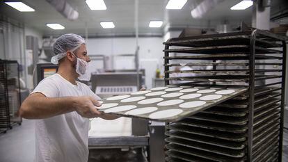 Un trabajador de una panadería en Sevilla