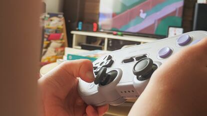 Un chaval juega en su habitación.