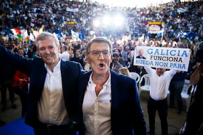 Feijóo y Rueda, durante un mitin en la plaza de toros de Pontevedra el 3 de febrero. 