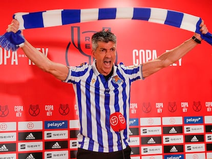 Imanol Alguacil celebra la victoria de la Real en la final de Copa en la sala de prensa tras el partido.