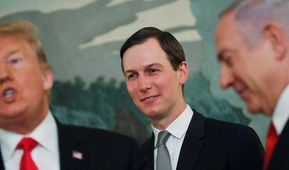 Kushner, entre Trump y Netanyahu, el lunes en la Casa Blanca.