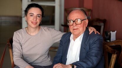 Augusto Monterroso y su compañera, Bárbara Jacobs, en el Escorial (Madrid), en 2001.