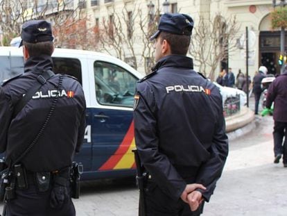 Dos agentes de la Policía Nacional en Granada.