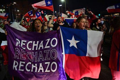 Chile le ha dicho que no a la nueva Constitución. La magnitud de la derrota ha tenido dimensiones épicas: 62% para el rechazo contra 38% del apruebo. En la imagen, un grupo de simpatizantes del rechazo a la nueva Constitución de Chile, este domingo en Santiago.
