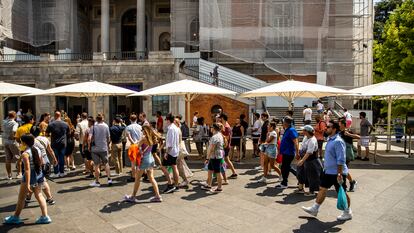 Turistas pasean por la entrada del Museo del Prado, este martes.