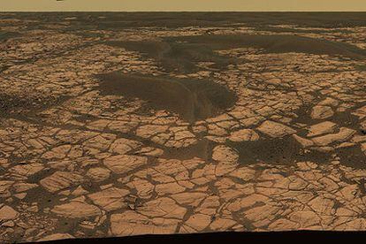 Fotografía de una zona de sedimentos rica en compuestos de azufre fotografiada por el robot <i>Opportunity</i> en Marte.