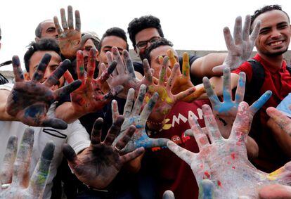 El Alto Comisionado de la ONU para los Derechos Humanosindicó recientemente desde Ginebra que está estudiando si el bloqueo de Arabia Saudí a Yemen equivale a un "castigo colectivo" a la población yemení, lo que supondría una violación del Derecho Internacional. En la imagen, un grupo de artistas muestra sus manos pintadas después de realizar un mural, durante la campaña de paz "Día abierto de arte" celebrada en Saná (Yemen) el pasado 15 de marzo.