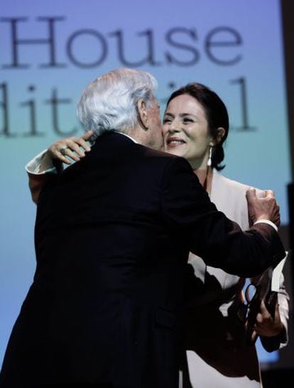 El Nobel peruano saluda a la actriz Aitana Sánchez-Gijón.