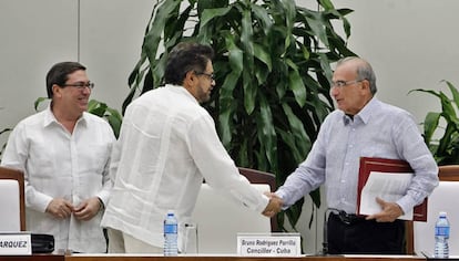 Iván Márquez y De la Calle, tras la firma del nuevo acuerdo de paz.