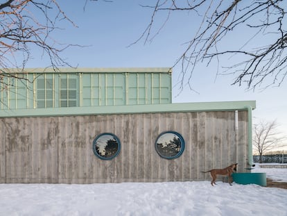 Fachada exterior de la escuela Educan, en Brunete (Madrid), a principios de 2021, durante la nevada de la tormenta Filomena.