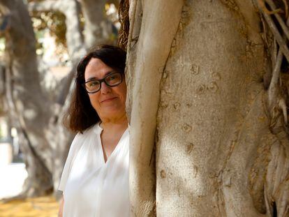 Ana Lillo posa en los jardines del museo arqueológico de Alicante el 16 de agosto de 2023.