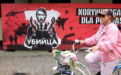 Un mural con el presidente de Rusia, Vladímir Putin, con el bigote de Hitler y las manos esposadas, en Varsovia, Polonia, el pasado 6 de agosto.