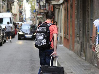 Una pareja de turistas busca alojamiento en el barrio de La Barcelona. 