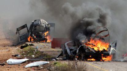 Vehículos en llamas en Ghayar, este miércoles, cuando se registró el incidente entre Hezbolá y el Ejército israelí.