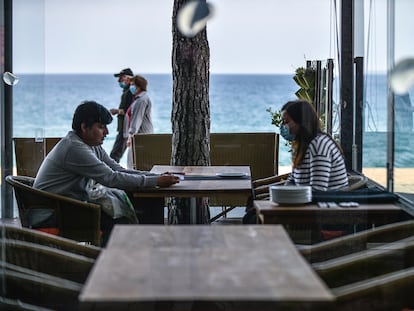 Clientes en un restaurante del Paseo Maritimo de Platja d’Aro.