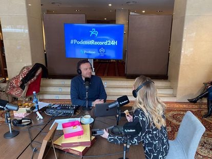 Enric Sánchez en el Hotel Emperador, en Gran Vía, mientras graba el ‘podcast’ más largo del mundo.