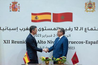 El presidente del Gobierno español, Pedro Sánchez (izquierda), y el jefe de Gobierno  de Marruecos, Aziz Ajannuch, se dan la mano durante el acto de firma de acuerdos tras la reunión plenaria de la XII Reunión de Alto Nivel Marruecos-España, en la sede del Ministerio de Exteriores marroquí, este jueves.