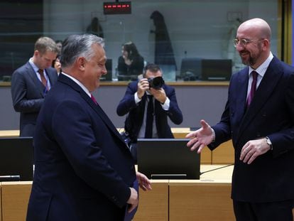 El presidente del Consejo Europeo, Charles Michel (derecha), saluda al primer ministro húngaro, Viktor Orban, este jueves en Bruselas.