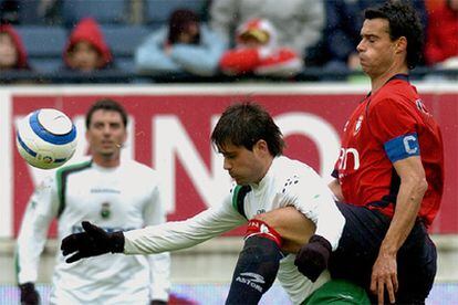 Javi Guerrero disputa el balón con el defensa del Osasuna Cesar Cruchaga.