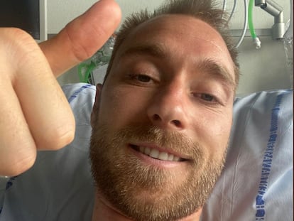 El jugador danés Christian Eriksen enseña el pulgar hacia arriba el pasado martes en el hospital en Copenhague (Dinamarca).