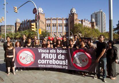 Activistas de la organización de defensa de los derechos de los animales se concentran junto a la Monumental de Barcelona esta mañana en un acto simbólico para dar su adiós definitivo a la tauromaquia en Cataluña.