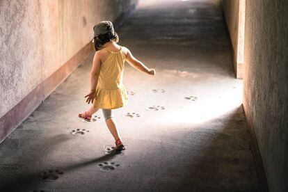 Una niña juega en un túnel.