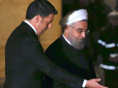 El primer ministro Renzi, junto al presidente iran&iacute;, Hassan Rohani, este lunes en Roma.