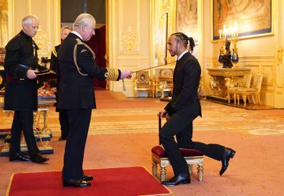 Lewis Hamilton es nombrado caballero por el príncipe Carlos en el castillo de Windsor, Inglaterra, el 15 de diciembre de 2021.