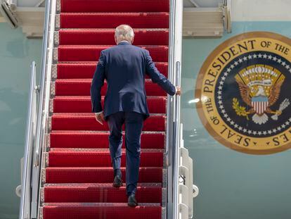 El presidente de Estados Unidos, Joe Biden, sube al avión presidencial para viajar a Seúl, este jueves en la base aérea de Andrews.