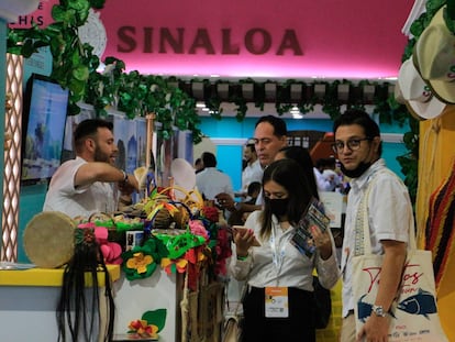 Visitantes a la última edición del Tianguis Turístico recorren uno de los puestos, en la ciudad de Acapulco, el 23 de mayo de 2022.