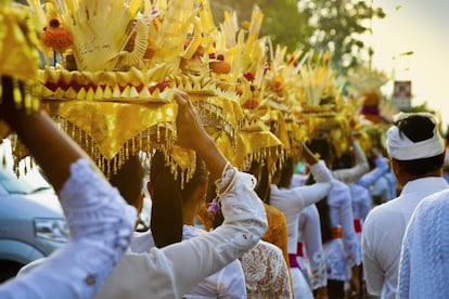 Esta es una de las experiencias que todos los viajeros recuerdan al regresar de Bali: procesiones por todas partes. Mientras se saborea un café en Seminyak, o en Ubud, comienza a escucharse el sonido de un gamelan, el tráfico se detiene y una multitud de balineses, elegantemente ataviados, pasa a toda prisa con montañas de fruta, parasoles de borlas y un par de peludos y enmascarados barongs (criatura mítica mezcla de león y perro). La procesión se esfuma igual que surge y deja tras de sí un destello de oro y seda blanca, y pétalos de hibisco. Cada día se celebran decenas de ellas por toda la isla.