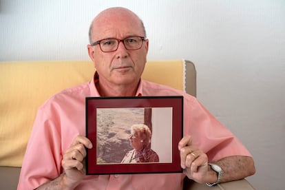 Miguel Vázquez, presidente de la asociación de defensa de mayores de residencias Pladigmare, posa con una foto de su madre, Eugenia Sarti, cuya mala experiencia en un hogar de mayores originó su activismo.