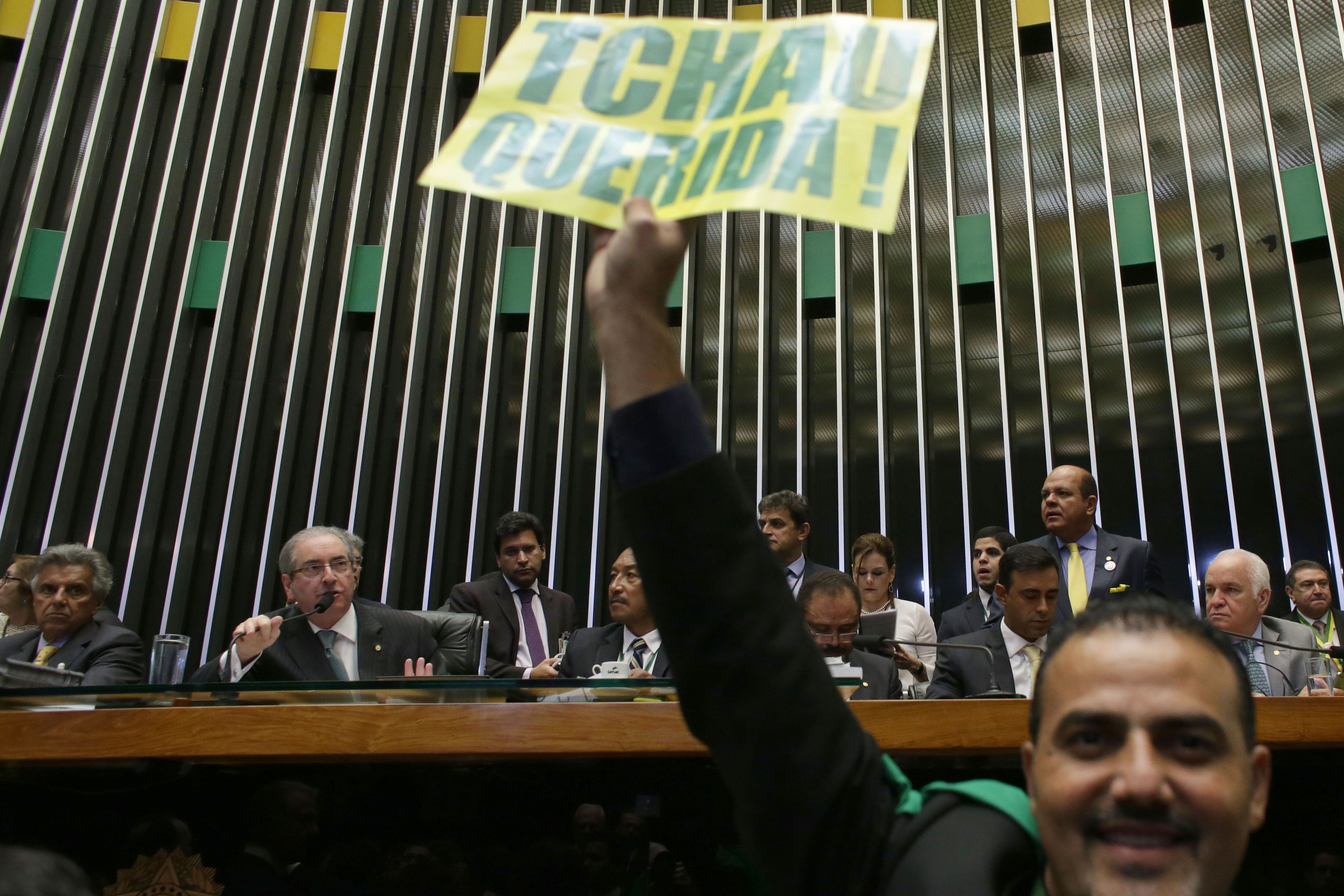 Eduardo Cunha (a la izquierda, con el micrófono), en una sesión de la cámara en la que se discutía la destitución de Rousseff, en abril de 2016.