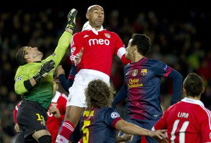 El defensa brasileño del Benfica Anderson Luís Silva y el portero del FC Barcelona José Manuel Pinto luchan por el balón.