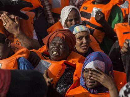 Inmigrantes a bordo de un bote de goma frente a la costa libia