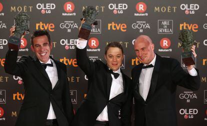 Los técnicos de sonido Aitor Berenguer, Gabriel Gutiérrez y Nicolas de Poulpiquet tras recibir el premio al Mejor Sonido' por 'Verónica'.