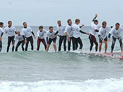 Record de hombres y mujeres sobre una tabla de surf