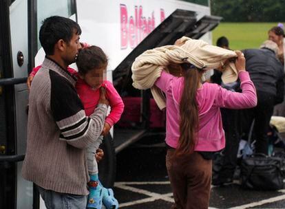 Una de las familias de rumanos acosadas llega a un centro de acogida en Belfast.
