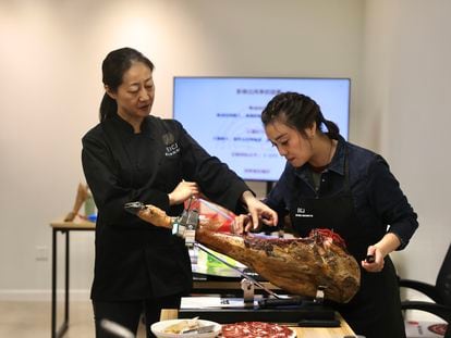 Una asistente aprende a cortar jamón, durante una formación ofrecida en Pekín. Imagen cedida por Macro.