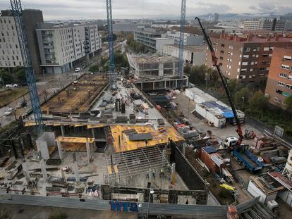 Obras en el barrio de la Zona Franca, un barrio que espera 30.000 vecinos nuevos en los próximos años.