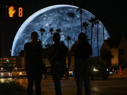 Una vista nocturna de la infraestructura led The Sphere en Las Vegas en julio.