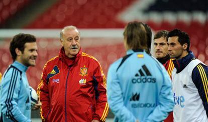 Del Bosque, junto a los jugadores de la selección durante un entrenamiento.