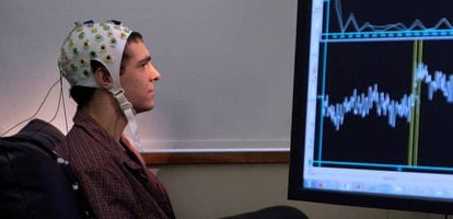 Una interfaz no invasiva entre cerebro y ordenador que utiliza el registro electroencefalográfico del cuero cabelludo, en el Centro de Ingeniería Neural Sensoriomotriz (CSNE). 