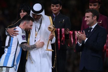 Messi se abraza con el Emir de Qatar, Sheikh Tamim bin Hamad al-Thani, en presencia del presidente francés  Emmanuel Macron. 