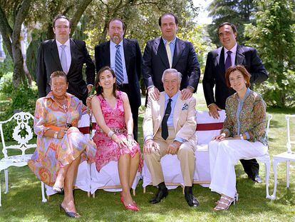 David Álvarez, sentado junto a sus hijas María José, Marta y Elvira, desde la izquierda. De pie, Emilio, Jesús David, Pablo y Juan Carlos, en la última foto de familia, en 2005.