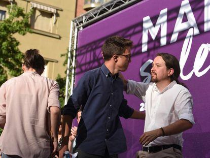 &Iacute;&ntilde;igo Errej&oacute;n y Pablo Iglesias, en el mitin en la plaza del museo Reina Sof&iacute;a de Madrid.